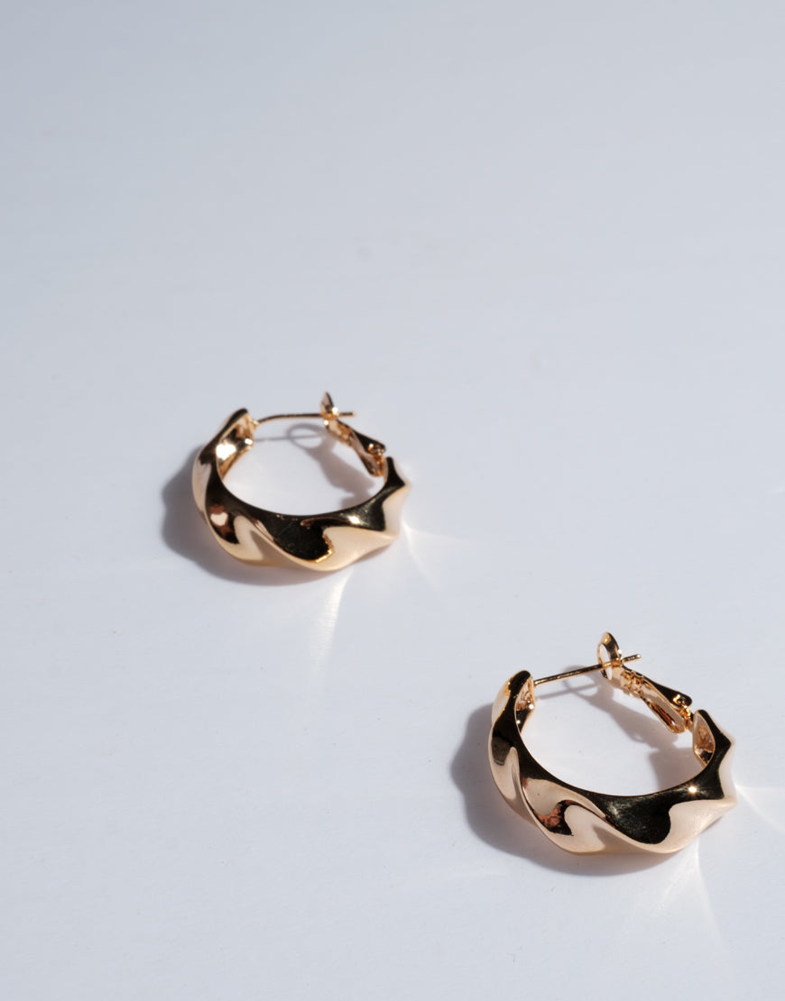 Small Twisted Gold Hoop– Arienti